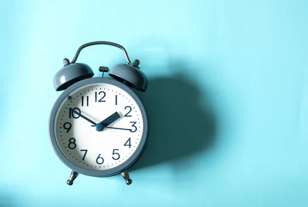 Reloj Despertador Sobre Fondo Azul Brillante Concepto Gestión Del Tiempo —  Fotos de Stock