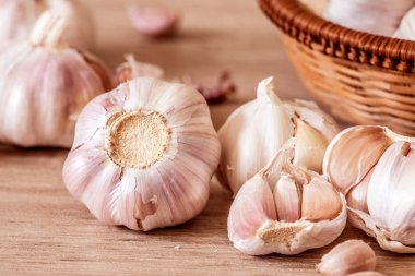 Sarımsak Ahşap mutfak masasında grubu kapat