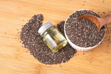 Chia esans ve tohum tahta kaşık, superfood ve zengin besin antioksidan kapatın