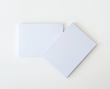 mockup boş beyaz kartvizit bir beyaz kağıt arka plan iş marka kimlik tasarımı için bir şablon üzerinde istifleme