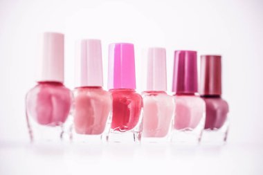 Renkli parlak moda cilası, kozmetik ve güzellik ojesi şişelerini kapat.