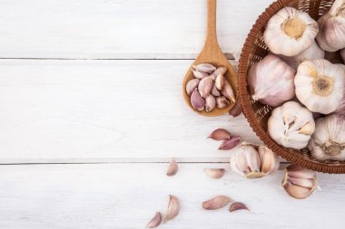 Beyaz ahşap masa kurulu, üstten görünüm veya kopya alanı ile genel gider atış sarımsak grubu kapat