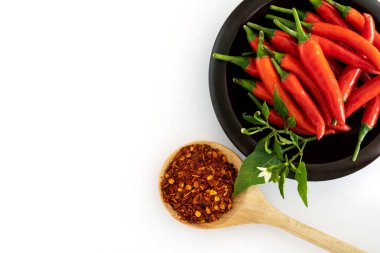 Taze kırmızı biber ve kurutulmuş kırmızı arnavut biberi tohumlu, antioksidanlı bitkisel besin zengini.