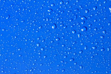 Taze mavi arka planda soyut su damlası