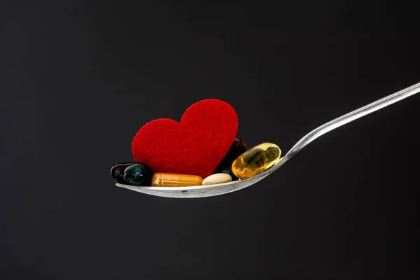 Suplemento Médico Colorido Píldoras Droga Con Corazón Rojo Cuchara Drogas —  Fotos de Stock
