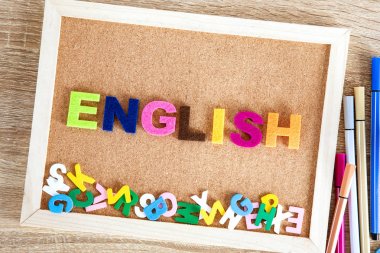 Pin tahtası arkaplanındaki renkli ENGLISH kelime alfabesi, Englis