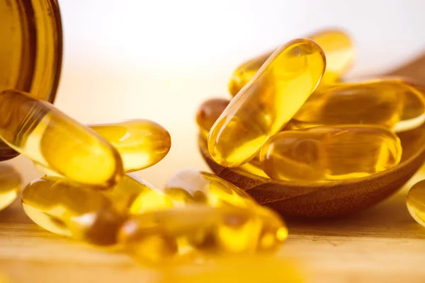 Tutup vitamin D dan suplemen kapsul minyak ikan Omega 3 — Stok Foto