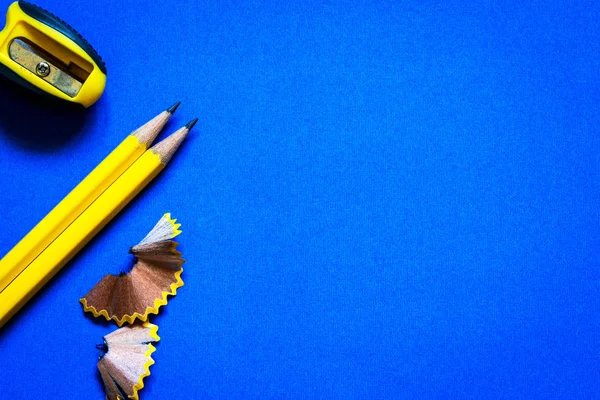 明るい青の背景に黄色の鉛筆、創造的な技術革新 — ストック写真