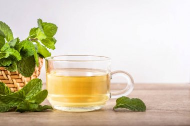 Nane çayı yeşil taze nane lea ile cam fincan kapatmak