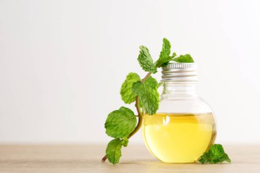 Masadaki şişedeki nane şekerinden elde edilen yağ.