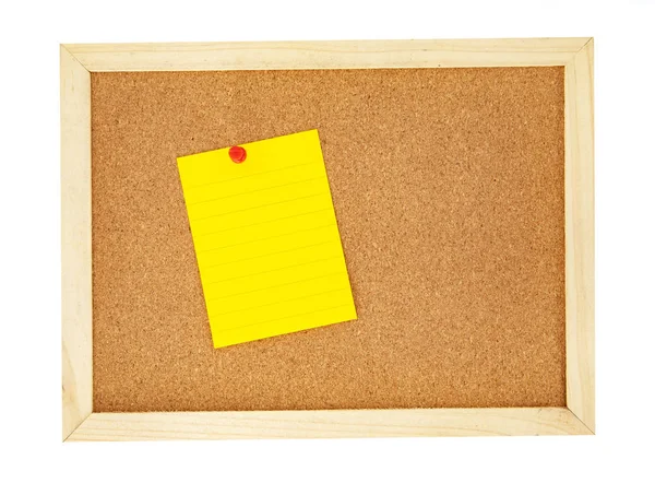 Appuntare una nota di carta su una spilla di sughero, isolata su bianco — Foto Stock