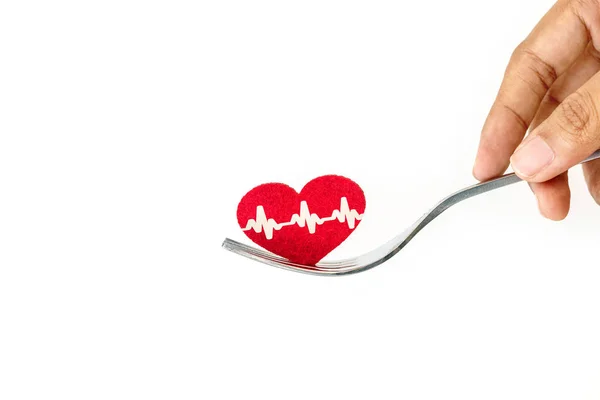 La forma roja del corazón en tenedor de plata, concepto de cuidado del corazón de salud — Foto de Stock