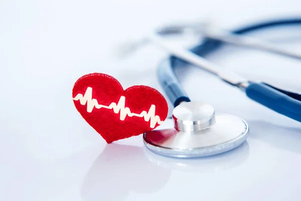 Assicurazione sanitaria e Medical Healthcare cardiopatia concetto  , — Foto Stock