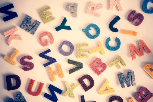 五颜六色的英语字母在白色背景，英语兰瓜 — 图库照片