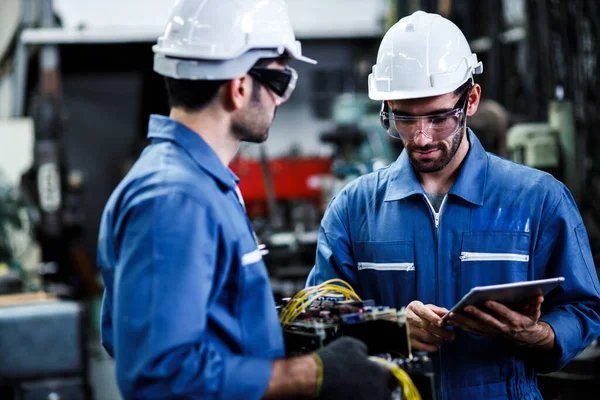 Due Ingegneri Parlano Una Fabbrica Moderna Linea Produzione Impostazione Della — Foto Stock