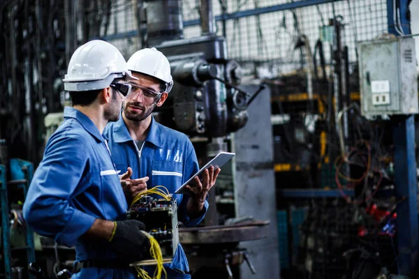 Due Ingegneri Parlano Una Fabbrica Moderna Linea Produzione Impostazione Della — Foto Stock