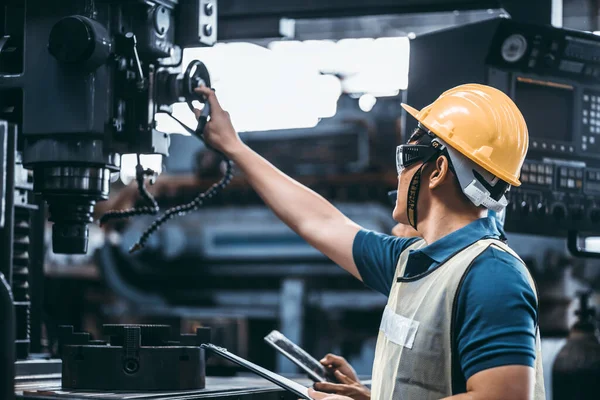 Uomini Ingegnere Industriale Indossa Casco Giallo Mentre Piedi Una Pesante — Foto Stock