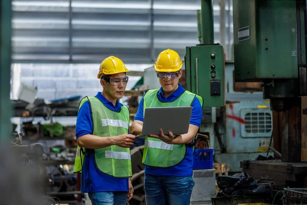 Industriingenjör Teamarbetare Undervisning Hjälpa Prata Produktionsmaskin Och Ställa Den För — Stockfoto