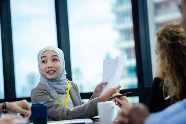 Toplantıda danışmanlık yapan bayan meslektaşlar. Genç iş arkadaşları modern çalışma ofisinde harika iş görüşmeleri yapıyorlar..