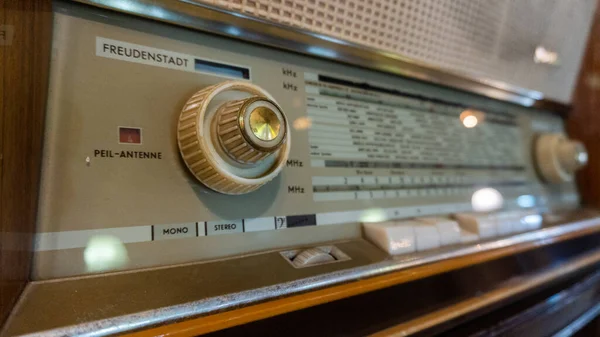 Radio obsoleta in cassa di legno. Interno orizzontale girato — Foto Stock