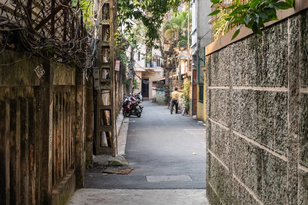 Narrow Hanoi Lane Senza Gente Alcune Moto Muri Sporchi Ragazzo — Foto Stock