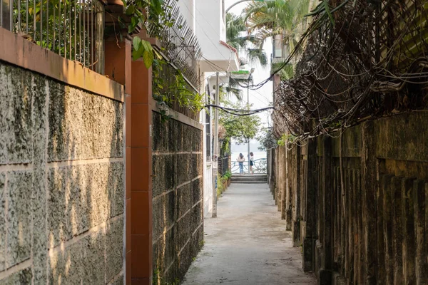 Stretta Corsia Hanoi Con Due Ragazze Che Fanno Foto Posa — Foto Stock