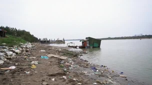 Hütten Der Nähe Des Verschmutzten Strandes Viel Müll Sandsäcke Tote — Stockvideo