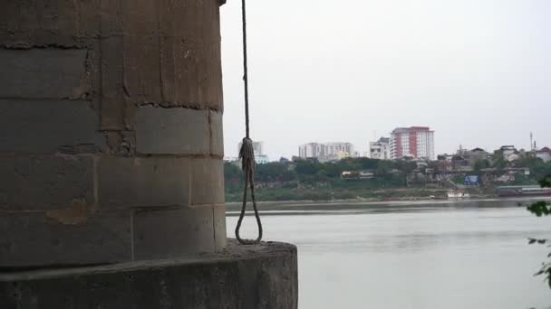 Hangmans Snara Bron Mot Bakgrund Hanoi Stad — Stockvideo