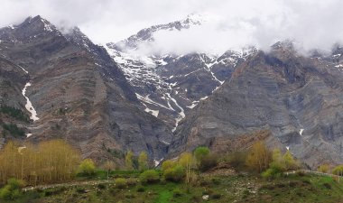 Manzaralı dağlık dağ manzarası ve Himalaya Dağları Tandi 'den Lahaul Vadisi' ndeki güzel dağ köyü, Himachal Pradesh, Hindistan