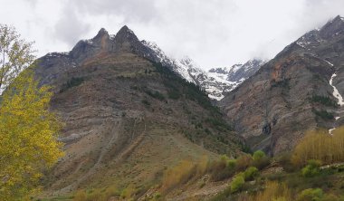 Manzaralı dağlık dağ manzarası ve Himalaya Dağları Tandi 'den Lahaul Vadisi' ndeki güzel dağ köyü, Himachal Pradesh, Hindistan
