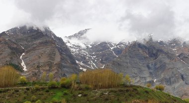 Manzaralı dağlık dağ manzarası ve Himalaya Dağları Tandi 'den Lahaul Vadisi' ndeki güzel dağ köyü, Himachal Pradesh, Hindistan