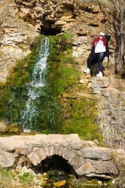 Dağlarda ve şelalelerde tombul bir kız