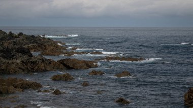 Denizde dalgalı kayalar