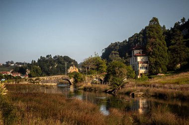 Akdeniz manzaralı bir ev ve bir nehir