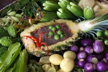 Tay chili dip-sos ile karışık sebze.