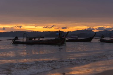 Alacakaranlık dönemde Aonang Beach, Krabi, Tayland.