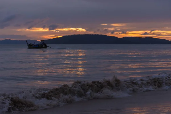 Período Crepúsculo Aonang Beach Krabi Tailandia — Foto de Stock