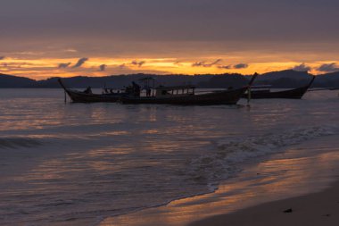 Alacakaranlık dönemde Aonang Beach, Krabi, Tayland.