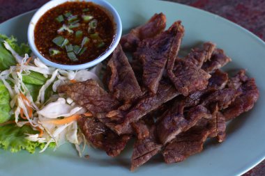 Dip sos ile derin yağda kızartılmış sığır eti oluşan leziz menü.