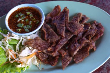 Dip sos ile derin yağda kızartılmış sığır eti oluşan leziz menü.