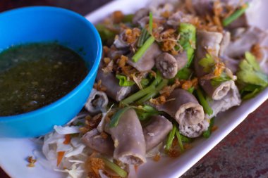 Pişmiş domuz bağırsak baharatlı dip sos ile yerel Tay menüsü.