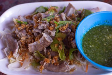 Pişmiş domuz bağırsak baharatlı dip sos ile yerel Tay menüsü.