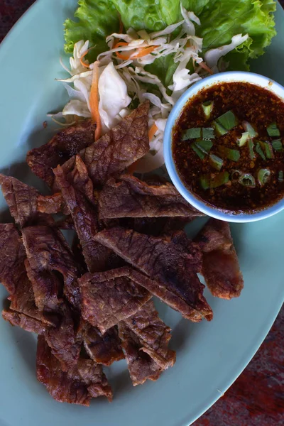 Sebuah Menu Lezat Daging Sapi Goreng Dengan Saus Dip — Stok Foto