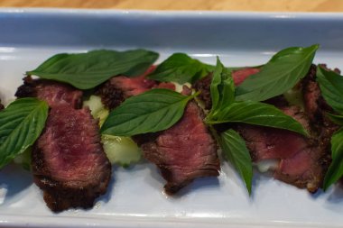 Sığır eti Orta nadir ve onun Tay baharatlı dipsauce ile hizmet eden, pişmiş.