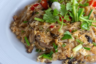 Tavada kızartılmış erişte basit bir menü.