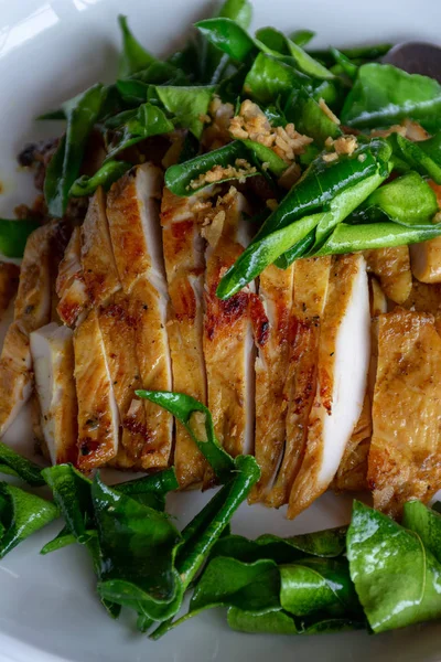Sebuah Menu Ayam Panggang Dengan Herbal Dalam Resep Khusus — Stok Foto
