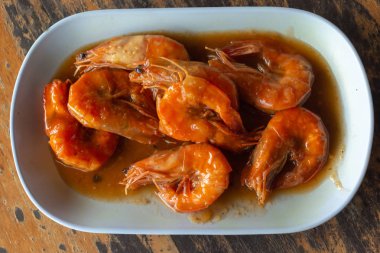 bazı karides demirhindi soslu bir menü.