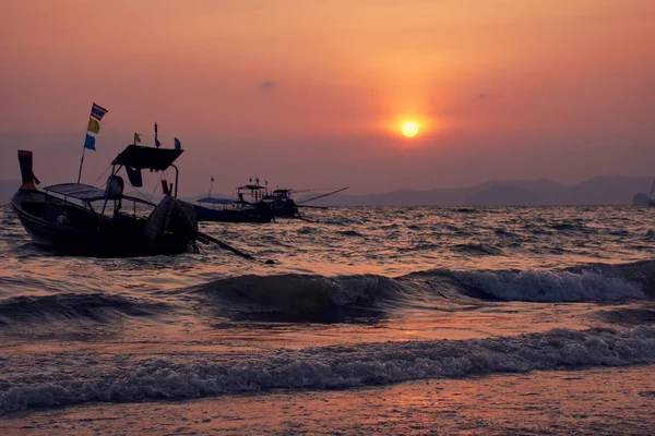 Langschwanzboote Welligen Meer Bei Sonnenuntergang Khlong Muang Beach Krabi Thailand — Stockfoto