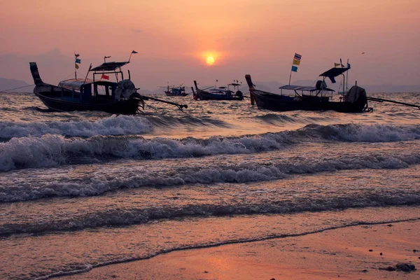 Langschwanzboote Welligen Meer Bei Sonnenuntergang Khlong Muang Beach Krabi Thailand — Stockfoto