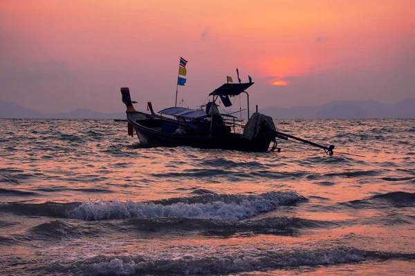 Barcos Cauda Longa Mar Ondulado Durante Pôr Sol Khlong Muang — Fotografia de Stock